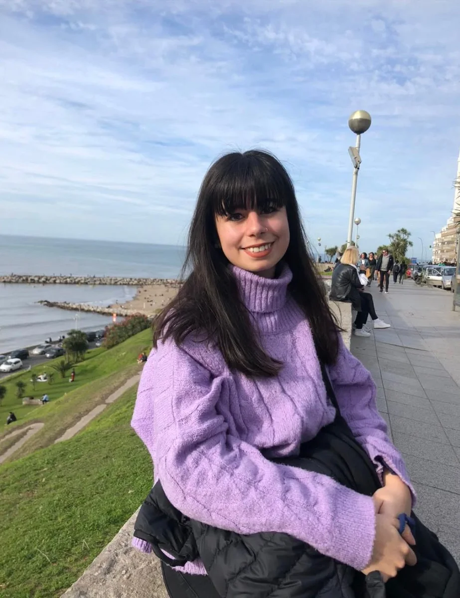 Florencia Pérez Fernández sonriendo en la costa, con el mar de fondo